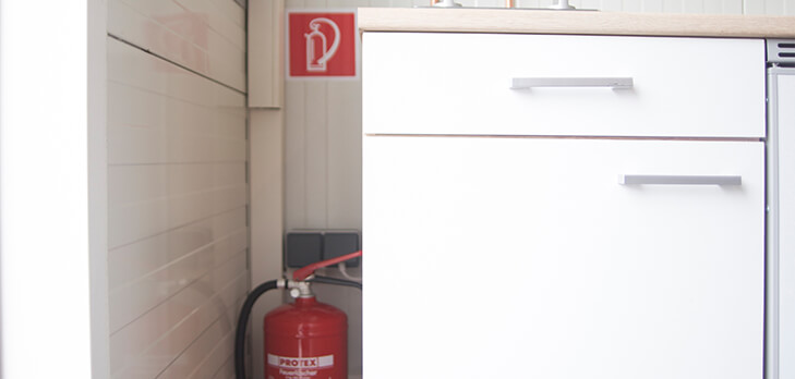 Feuerlöscher im Wohncontainer