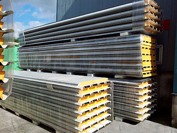 Sandwichplatten vor Lagerhalle