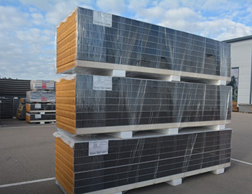 Aufgestapelte Sandwichplatten im Sonnenschein